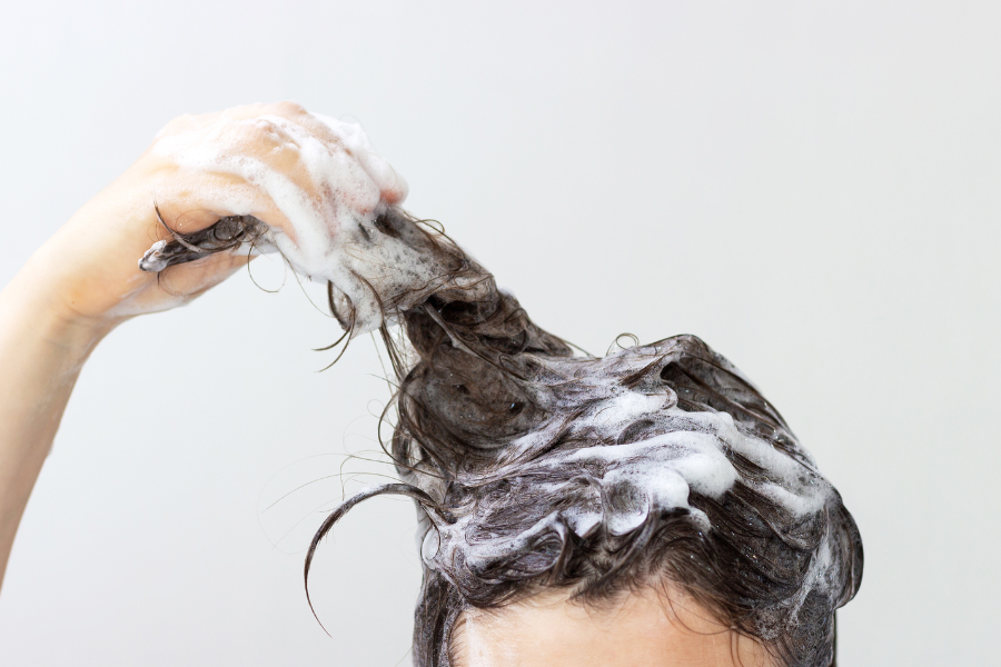 Cabello lavado suavemente con champú